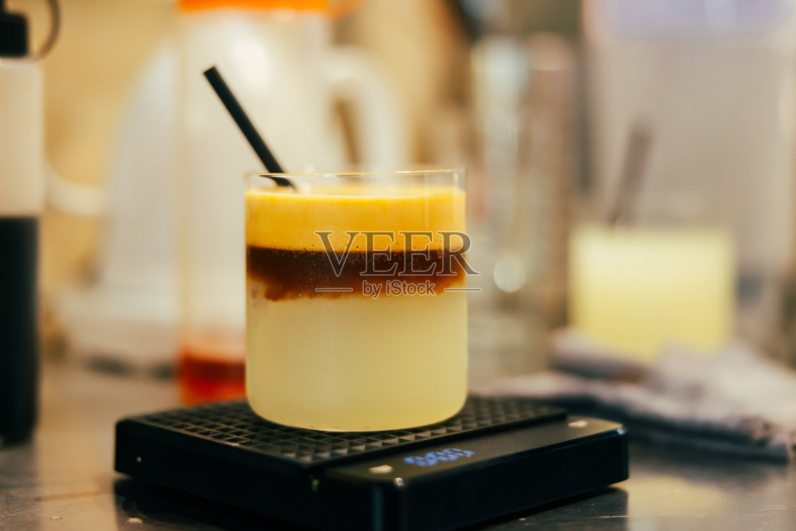 一杯柠檬汁搭配新鲜浓缩咖啡照片摄影图片