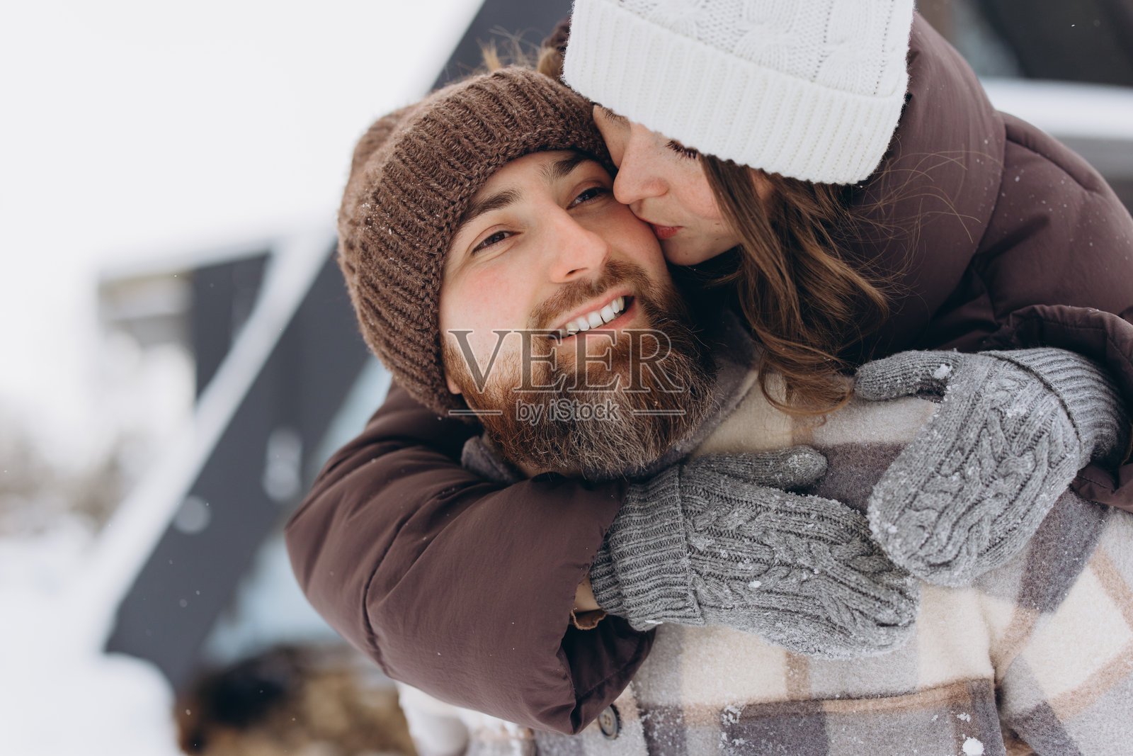 一对快乐恩爱的夫妇在冬日仙境中拥抱照片摄影图片