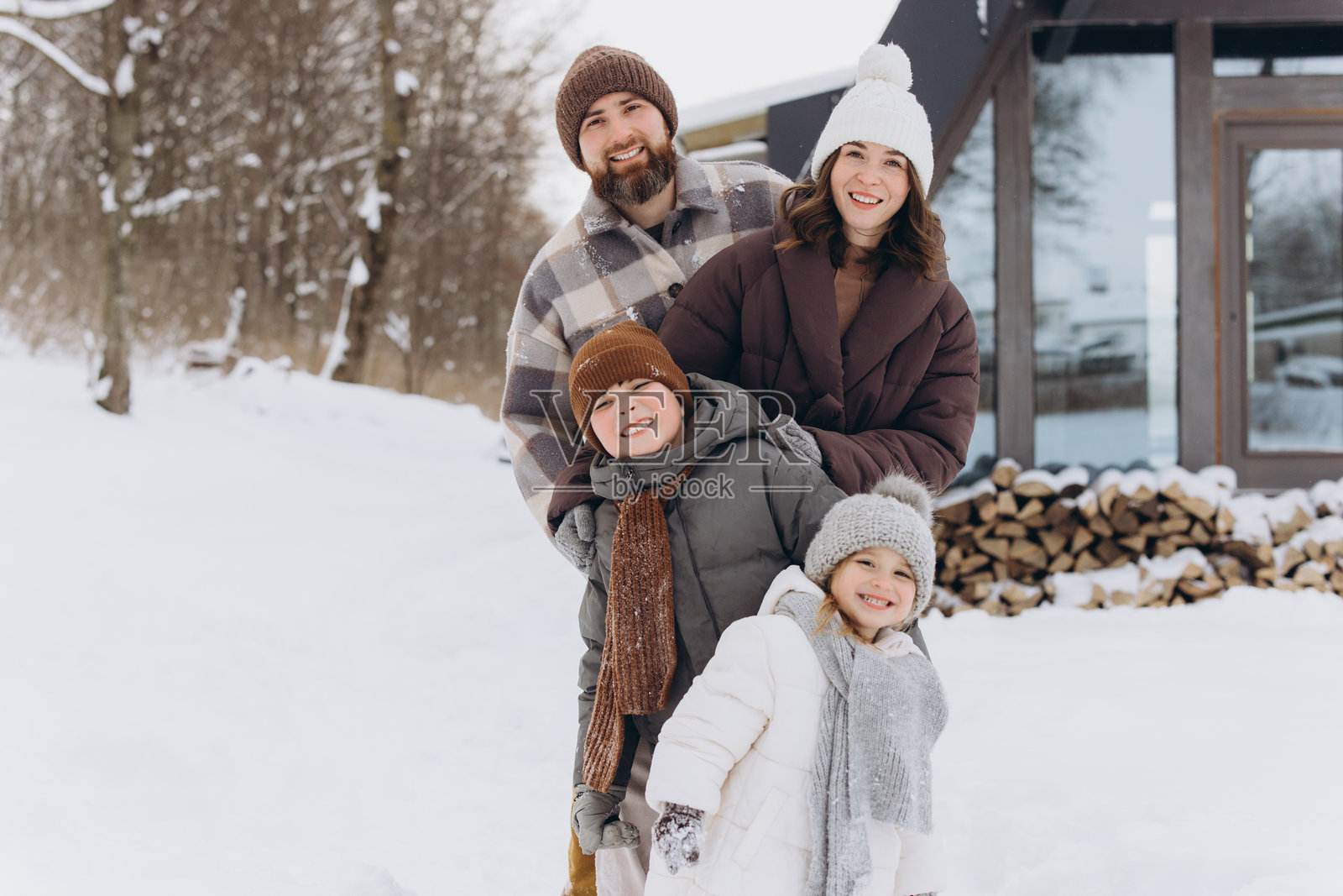 快乐的一家人在雪景中享受寒假时光照片摄影图片