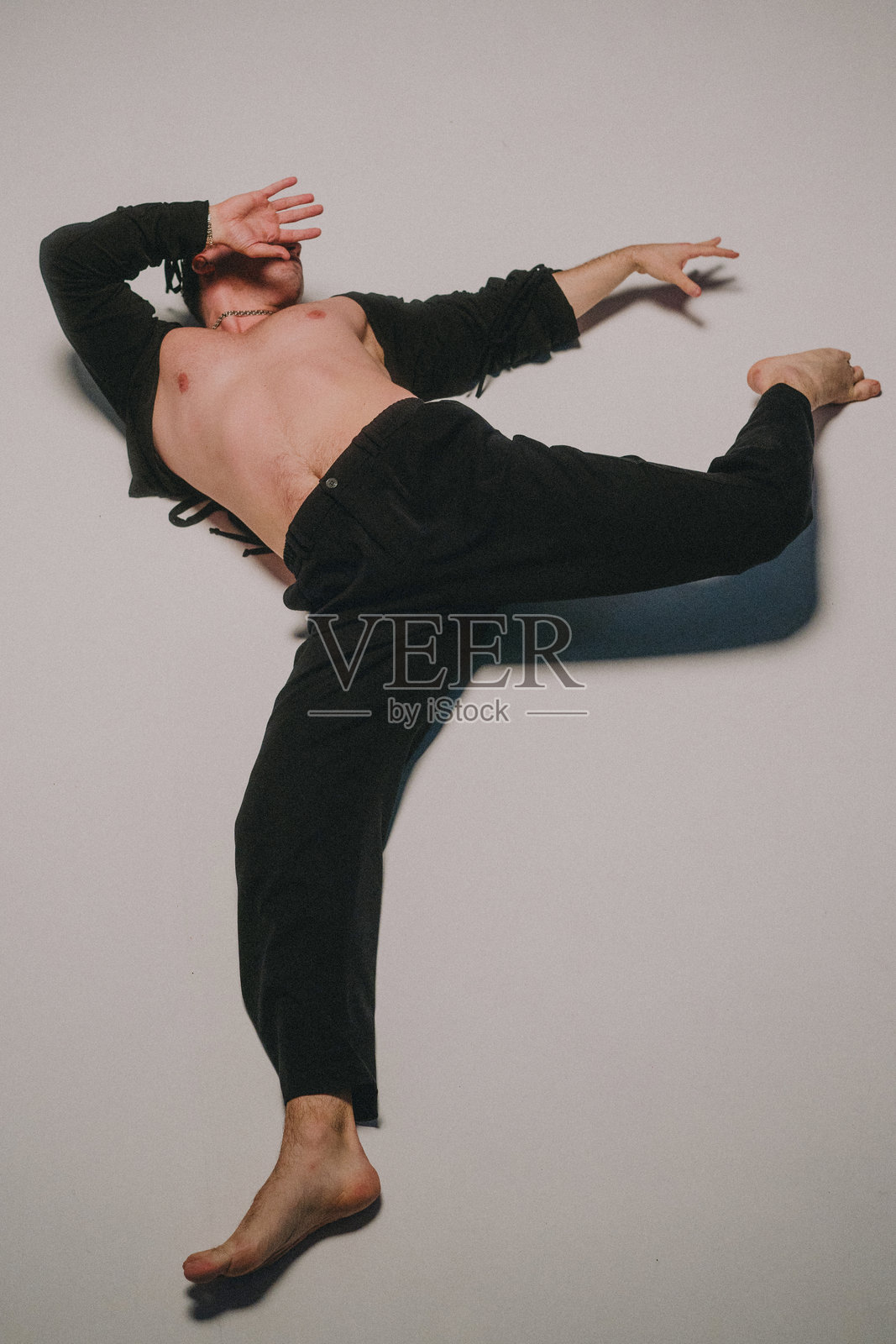 赤脚男表演者，姿态宁静，线条富有表现力照片摄影图片