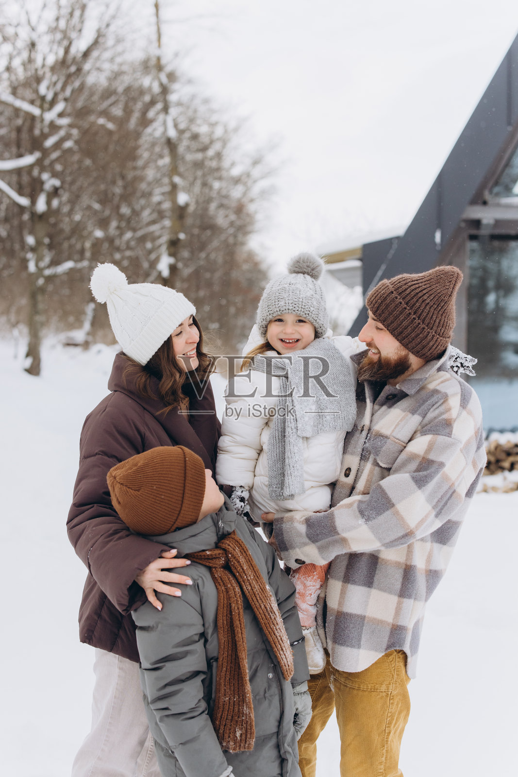 快乐的一家在雪中享受寒假照片摄影图片