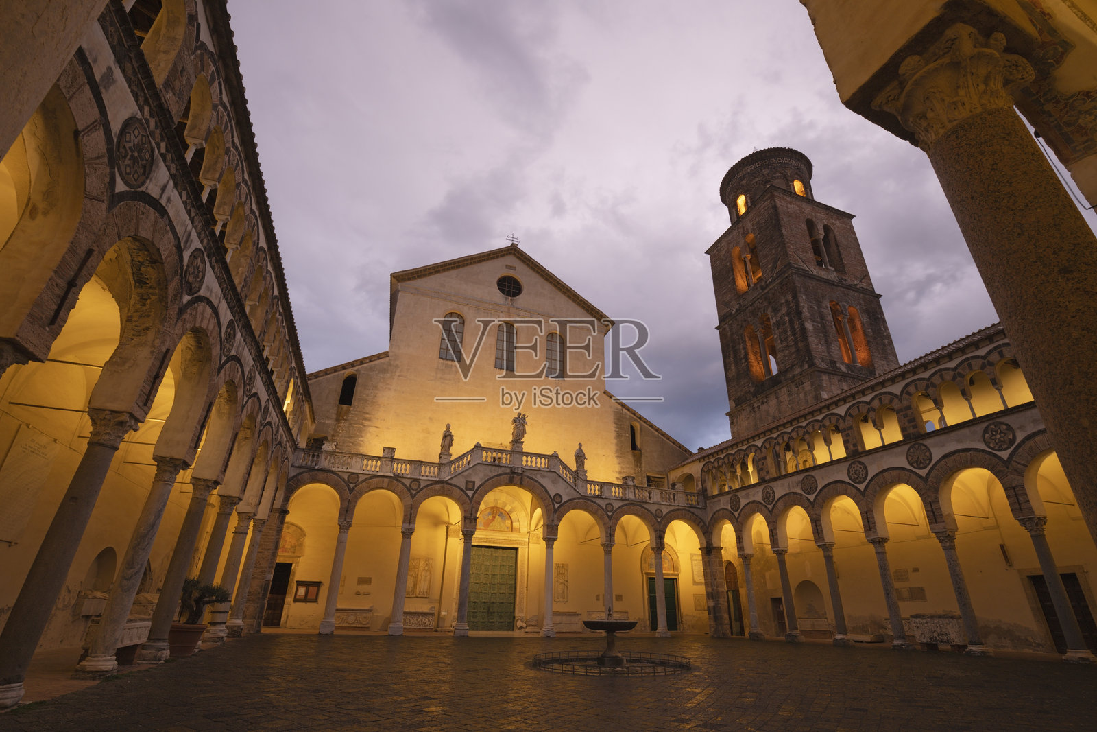 萨莱诺——大教堂——圣马修大教堂的黄昏景象照片摄影图片