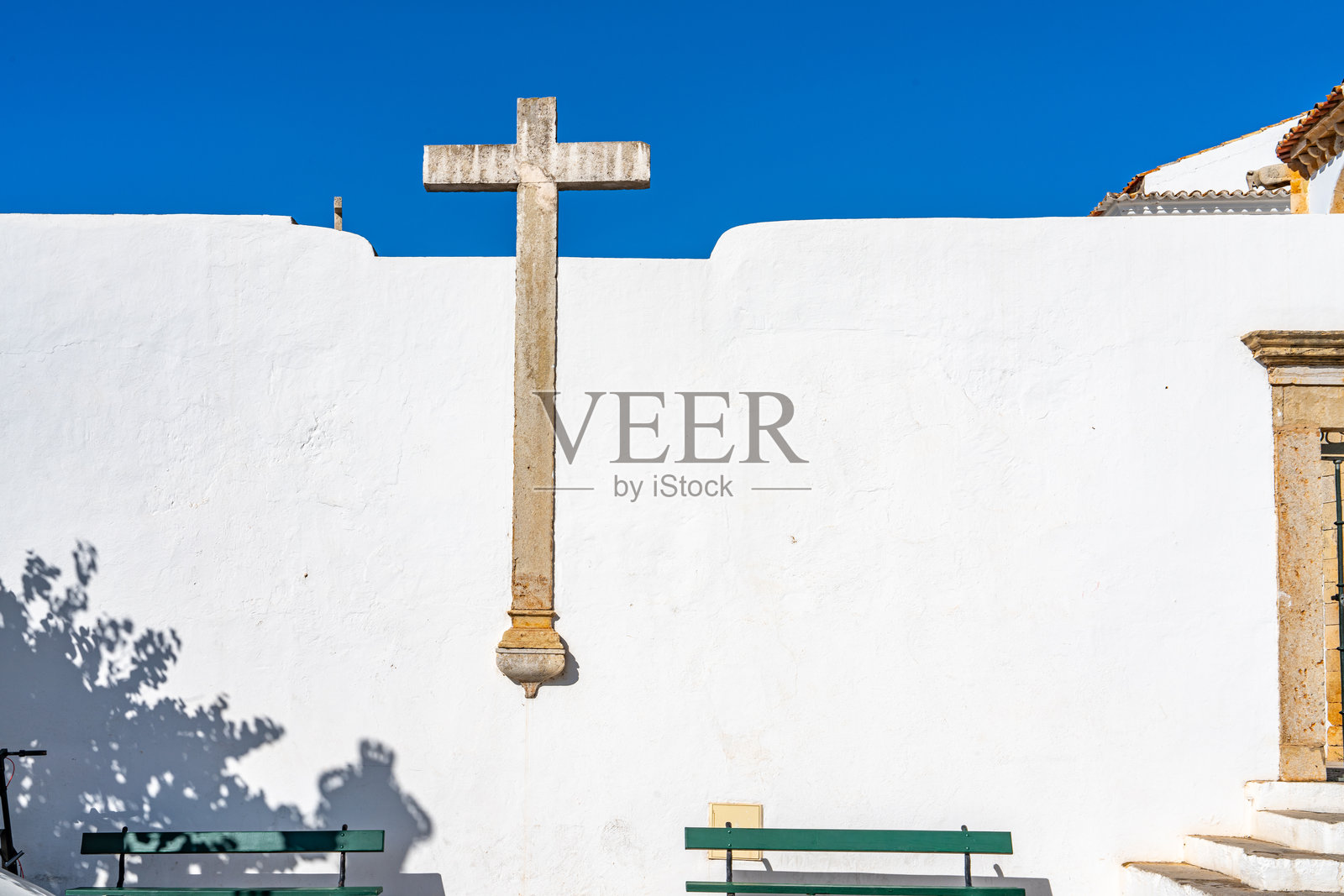 法鲁大教堂后院墙上的十字架。葡萄牙法鲁老城区街道景观照片摄影图片