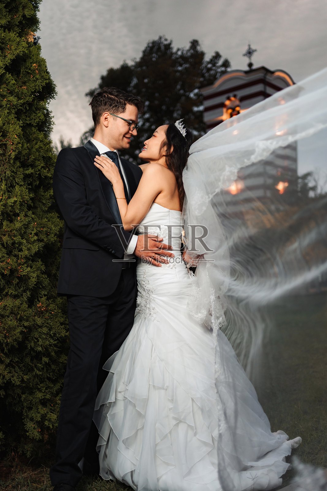 跨种族婚礼情侣在特别仪式上拥抱照片摄影图片