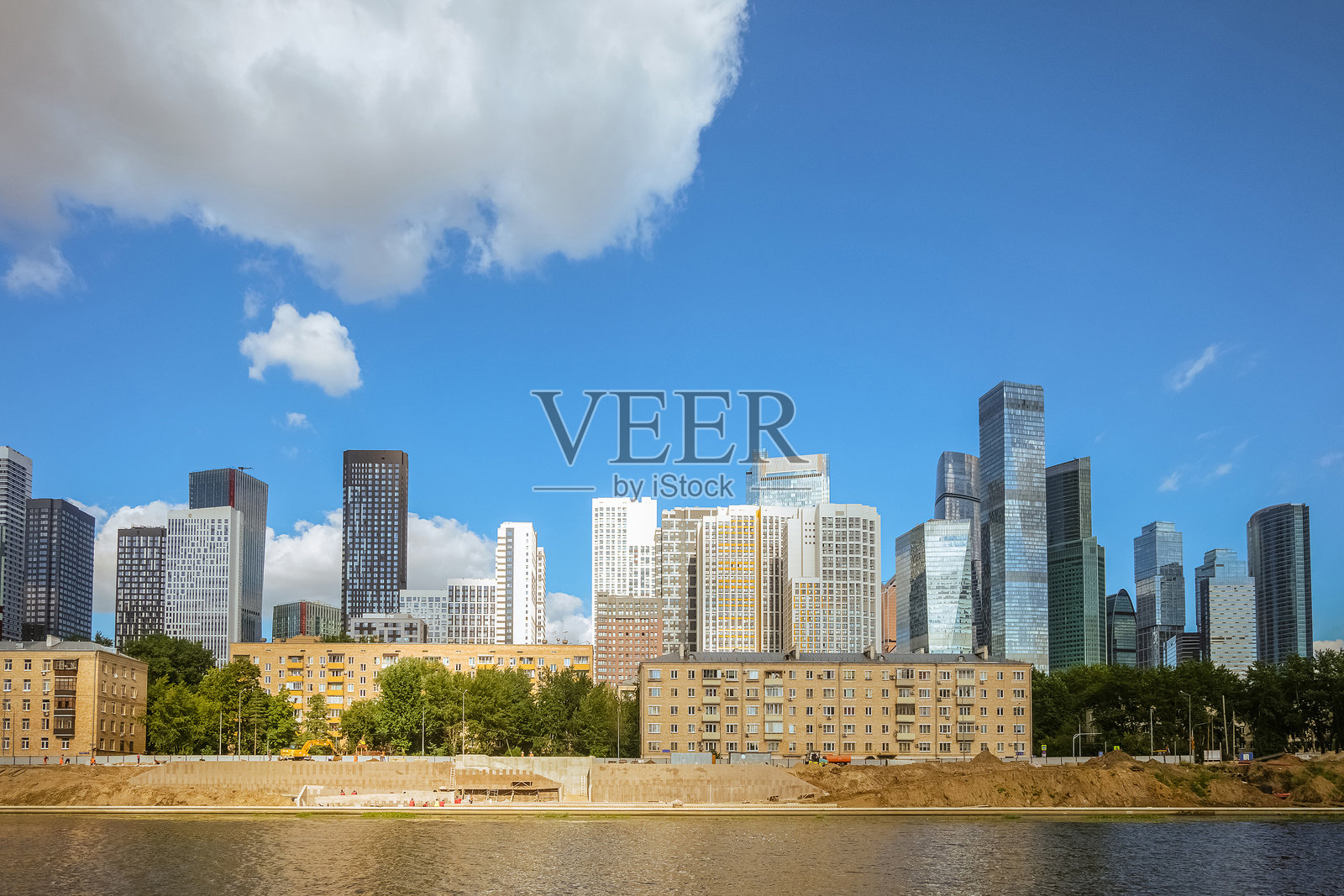 莫斯科旧貌新颜，谢列皮欣斯卡亚滨河路正在重建。老旧的苏联公寓楼与崭新的现代俄罗斯住宅楼交相辉映。照片摄影图片