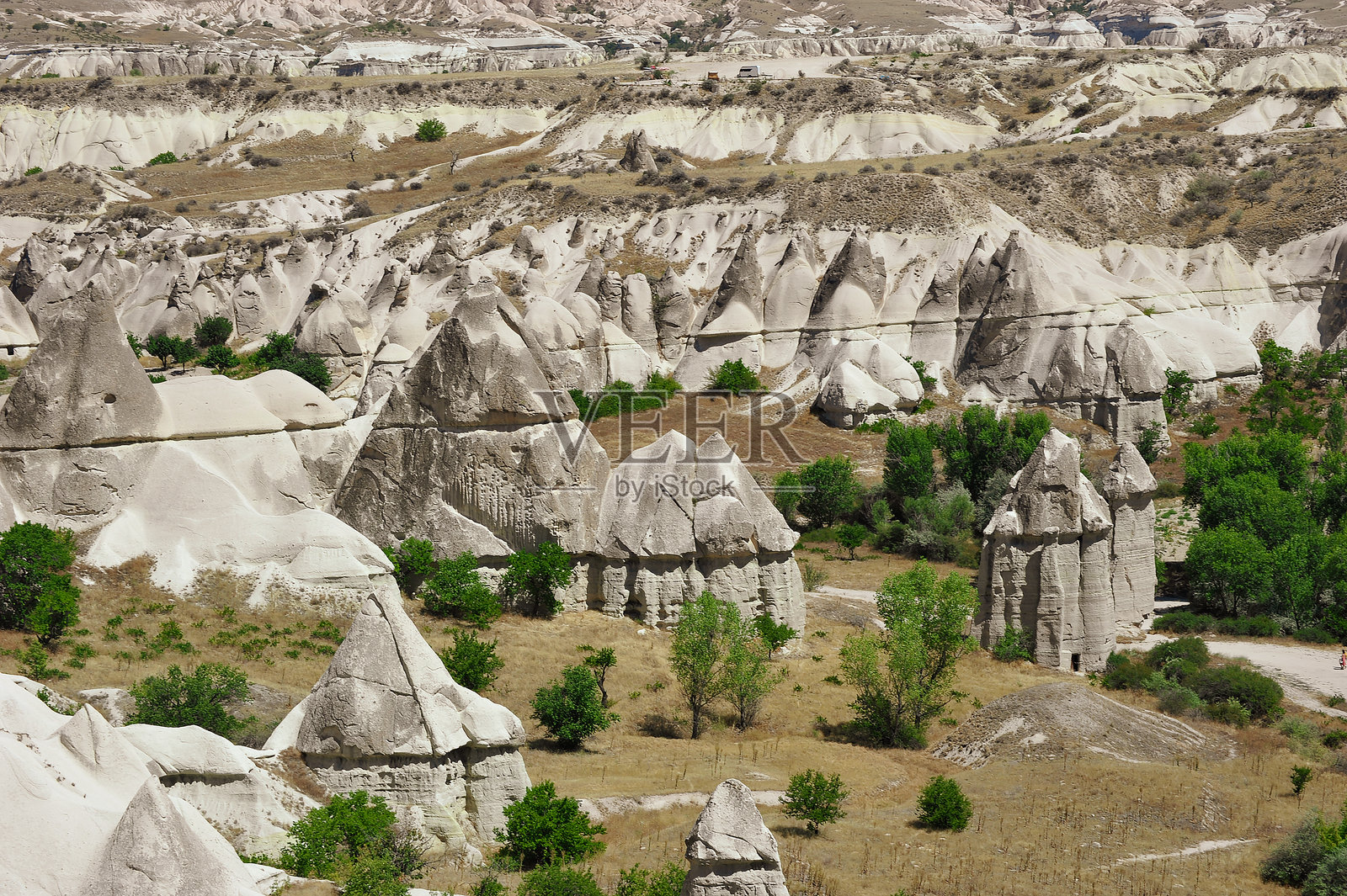 卡帕多奇亚乌尔古普市附近的岩石构造照片摄影图片