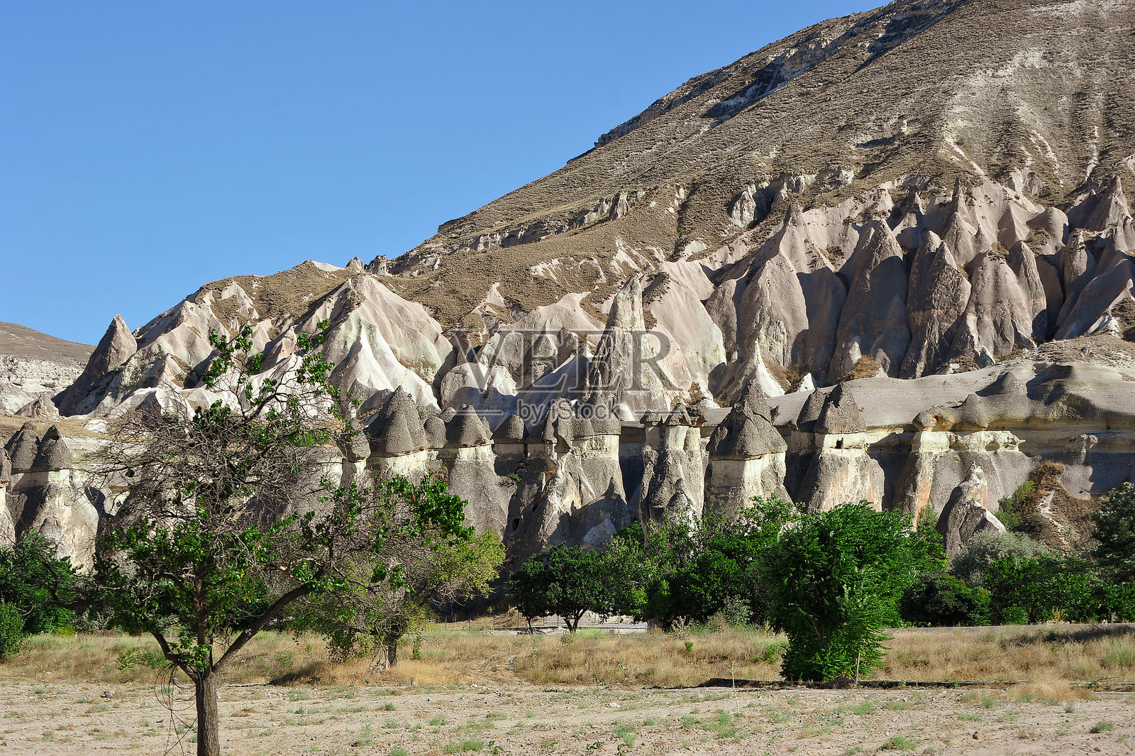 卡帕多奇亚格雷梅镇附近的岩石构造照片摄影图片