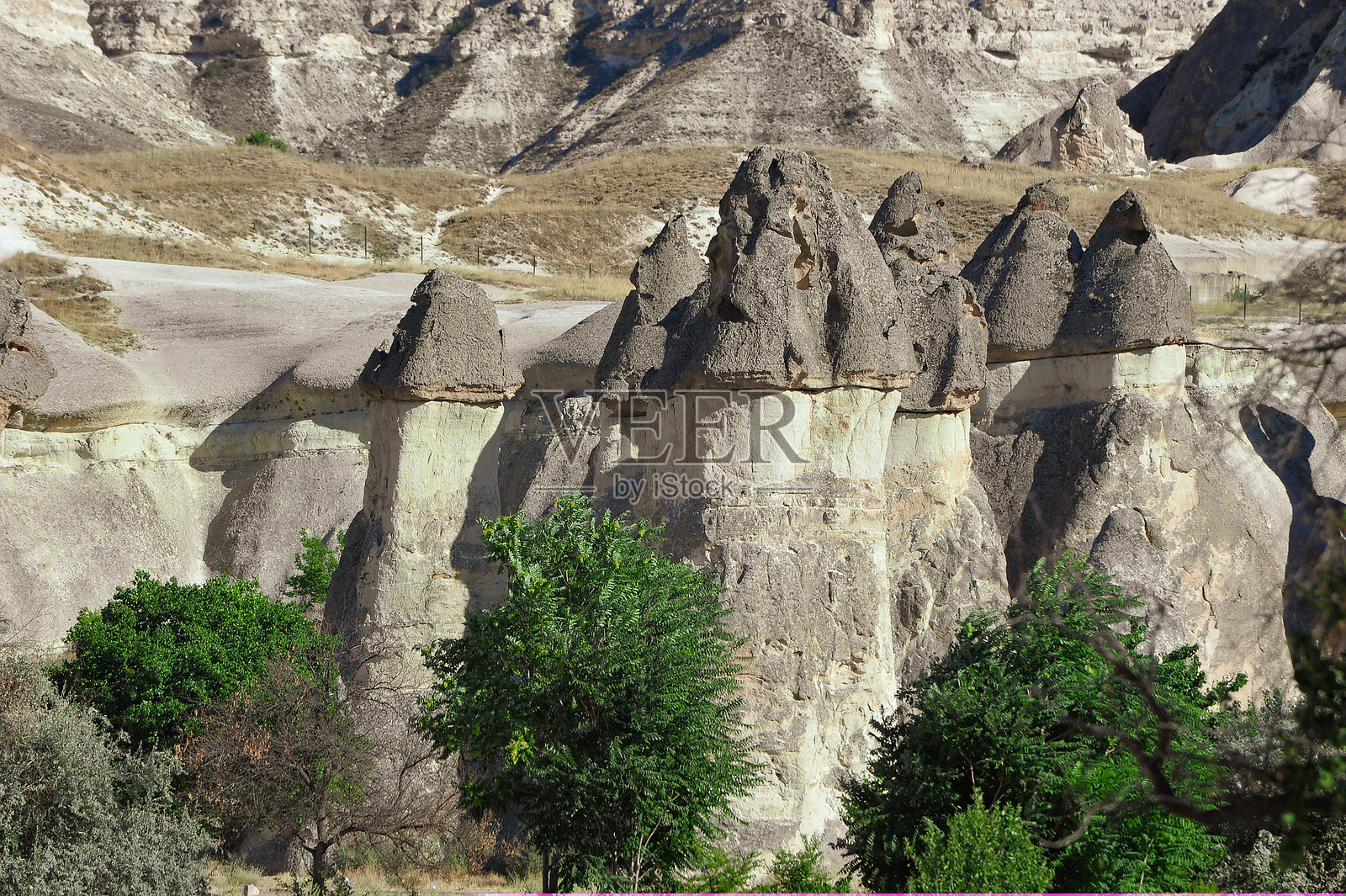 卡帕多奇亚格雷梅镇附近的岩石构造照片摄影图片