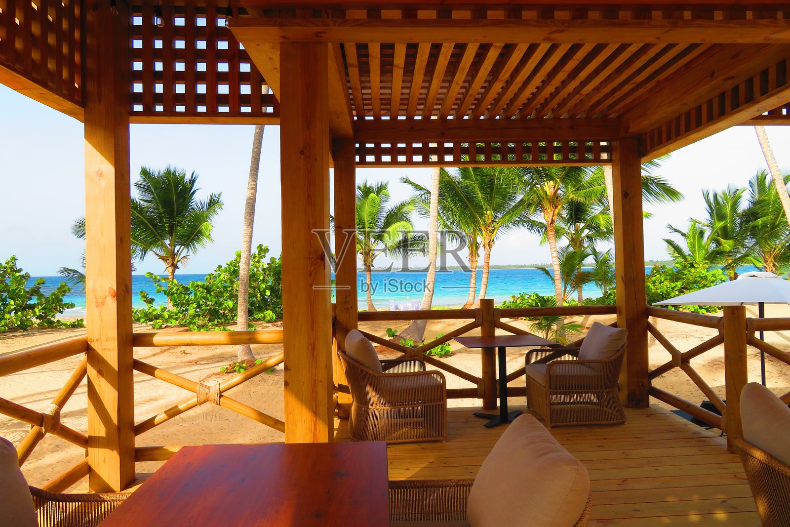 加勒比海滩上的露台餐厅照片摄影图片