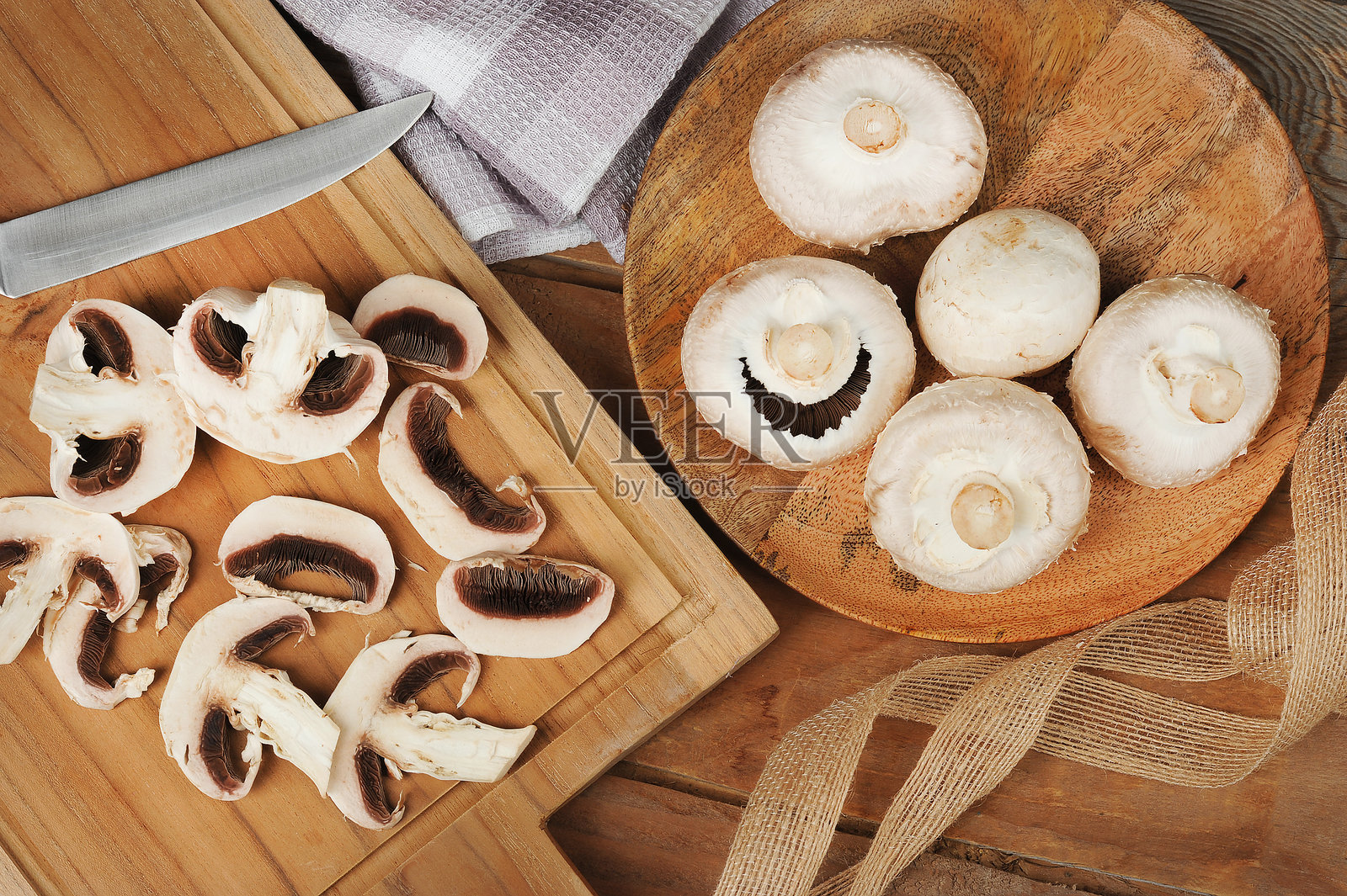 木质背景上的完整蘑菇照片摄影图片