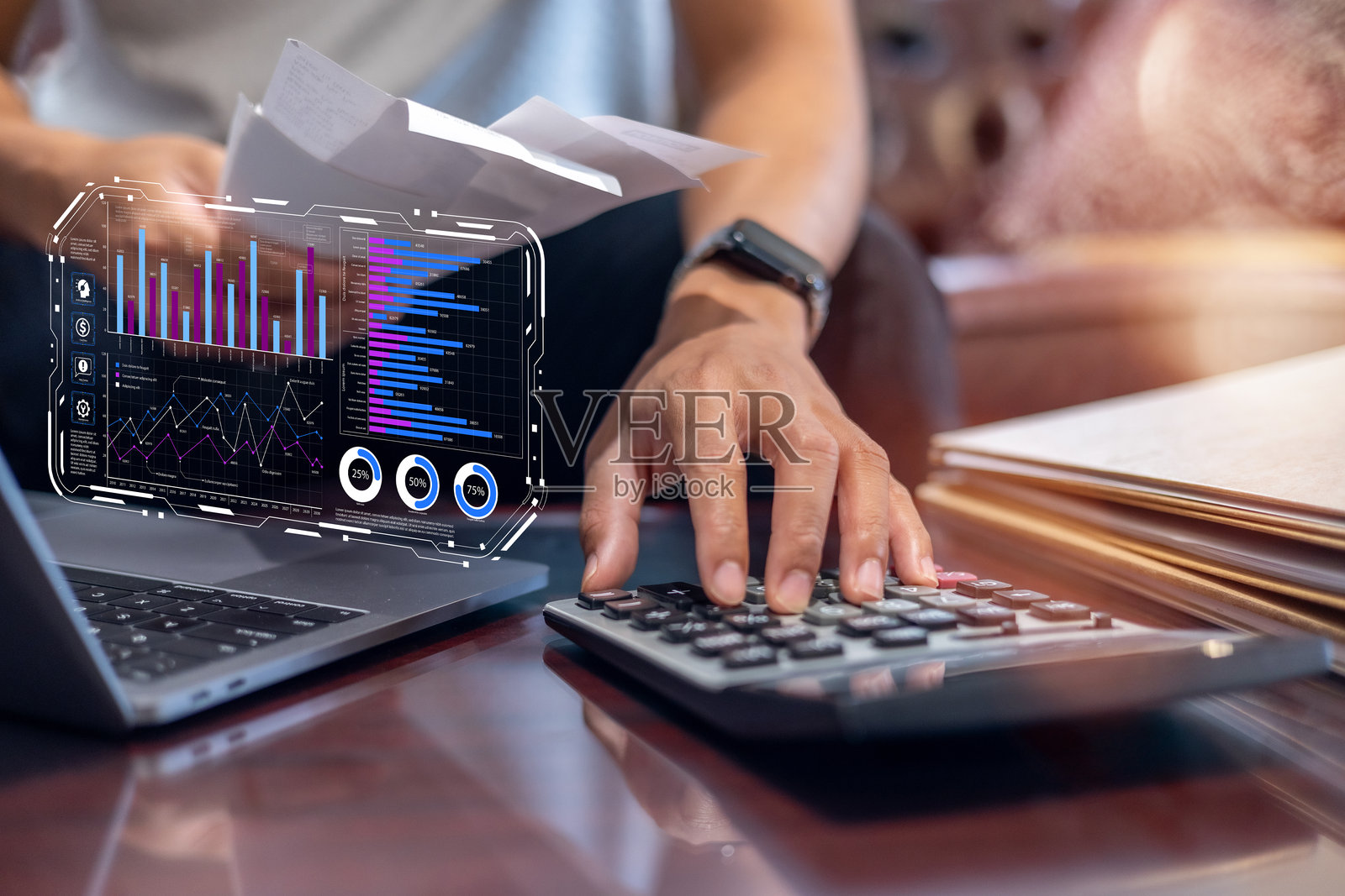 商务人士使用笔记本电脑、计算器和财务文件计算税款，税务支付规划及数字化金融服务概念。照片摄影图片