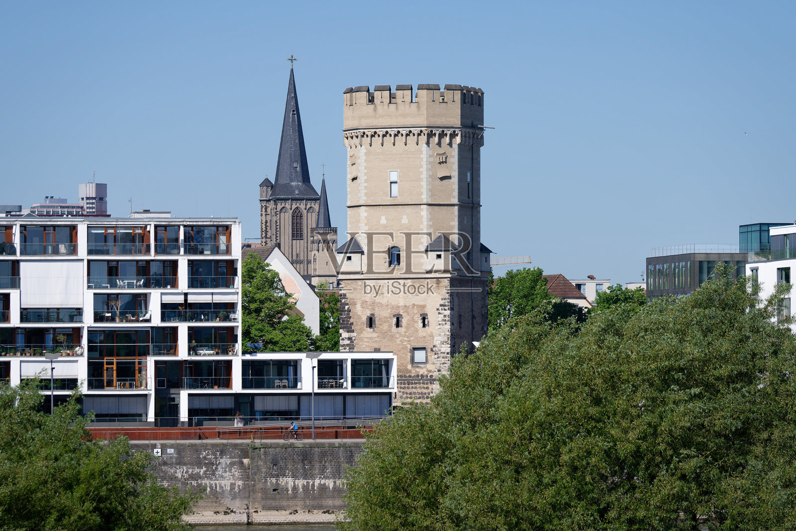 科隆对比：历史悠久的拜恩塔楼、圣塞韦林教堂与现代建筑照片摄影图片
