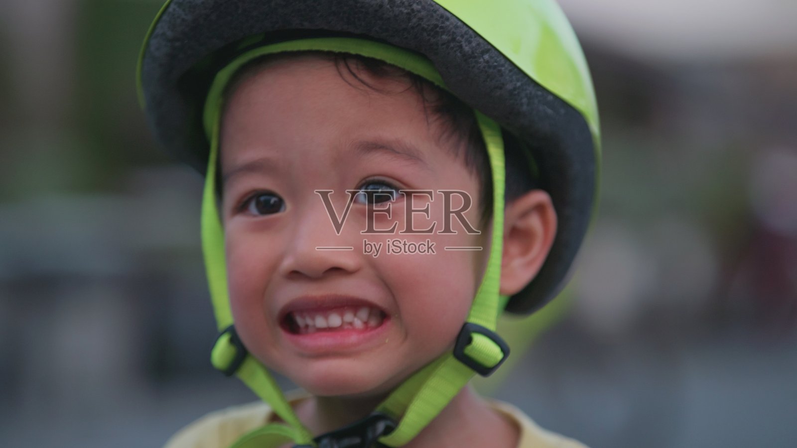 放学后，亚洲四岁男孩和姐姐一起学习滑板照片摄影图片