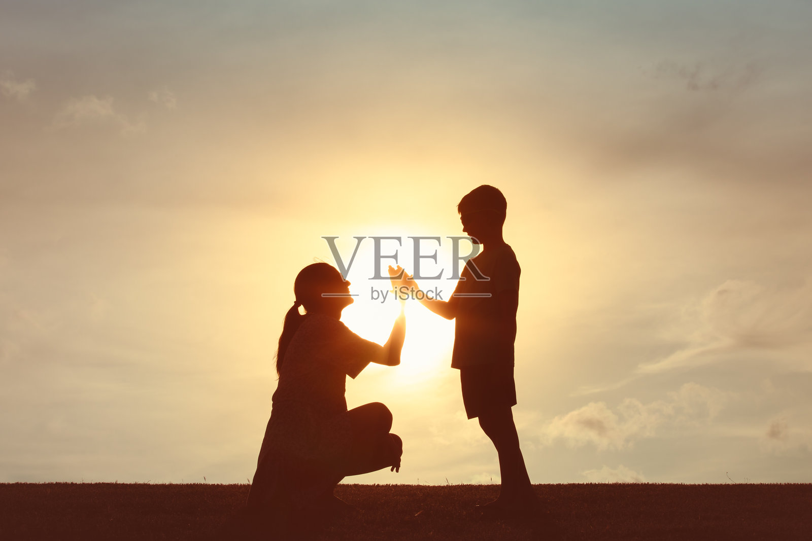 母亲给儿子击掌。育儿亲子关系概念照片摄影图片