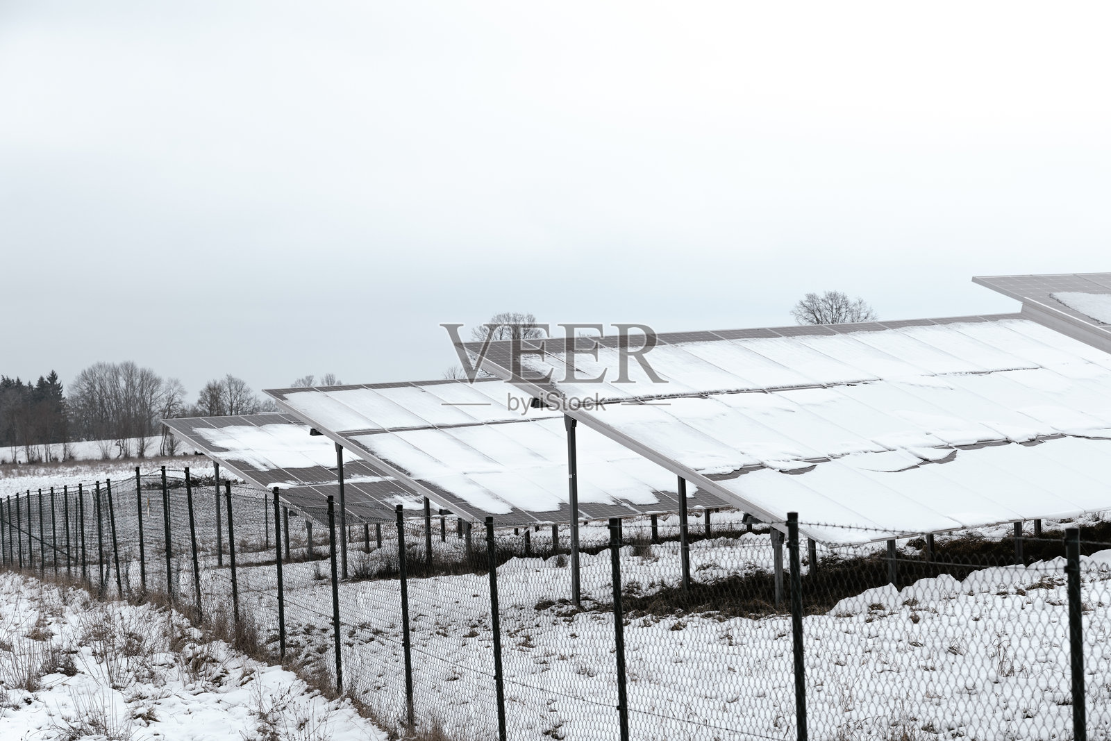 能源转型。雪地中的太阳能电池板安装系统。雪地中太阳能电池板安装结构的详细视图。寒冷天气下可再生能源生产的工程解决方案照片摄影图片