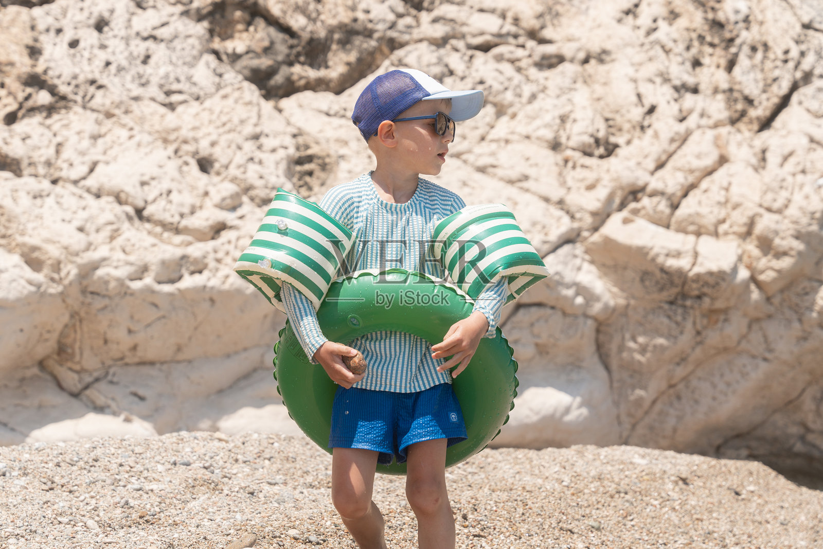 儿童佩戴游泳圈在撒丁岛海岸的卢娜湾照片摄影图片