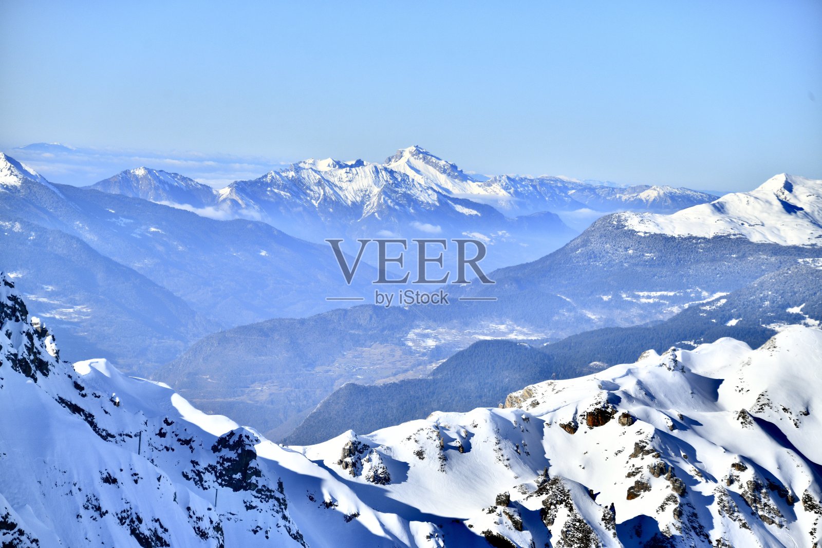 冬季法国阿尔卑斯山雪峰的鸟瞰图，呈现出蓝色调照片摄影图片