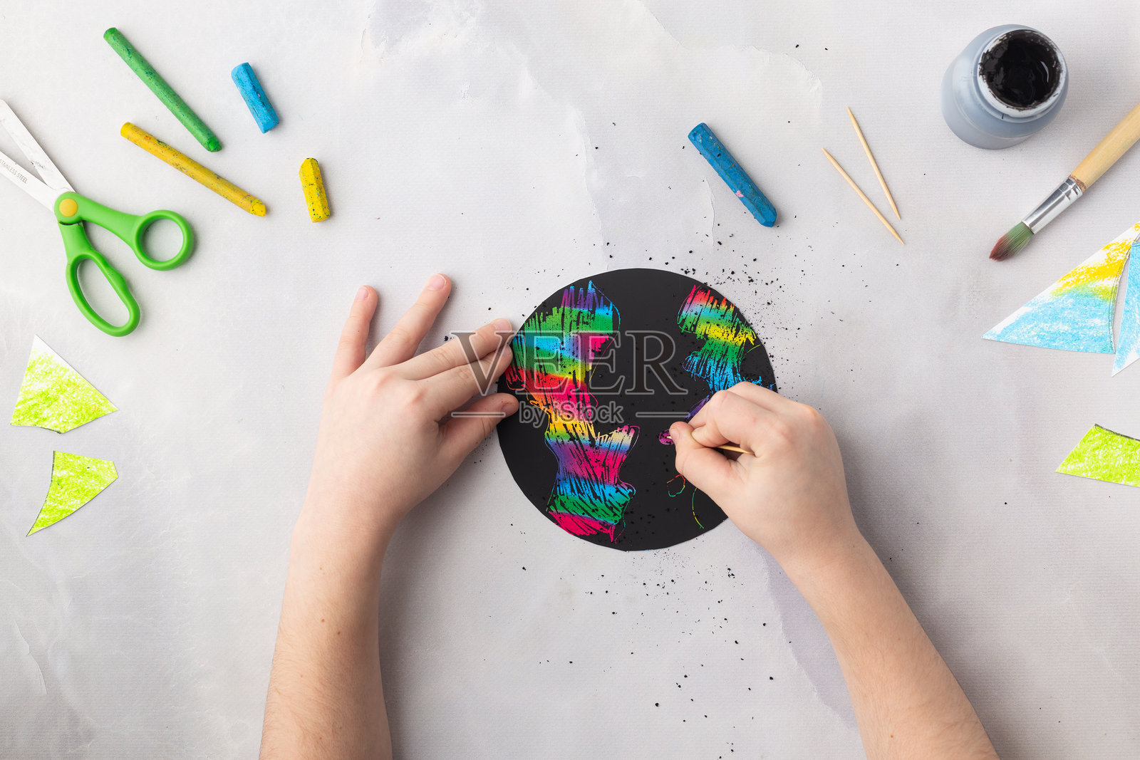 用蜡笔、黑色颜料和牙签装饰的剪纸地球仪，夜晚，儿童手工，地球日概念照片摄影图片