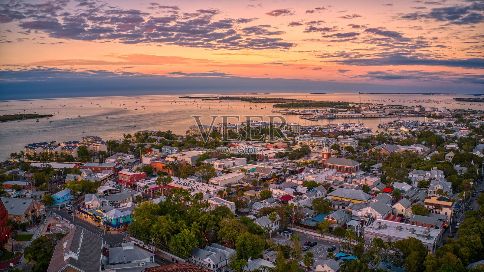 日落时分佛罗里达州基韦斯特的鸟瞰图照片摄影图片