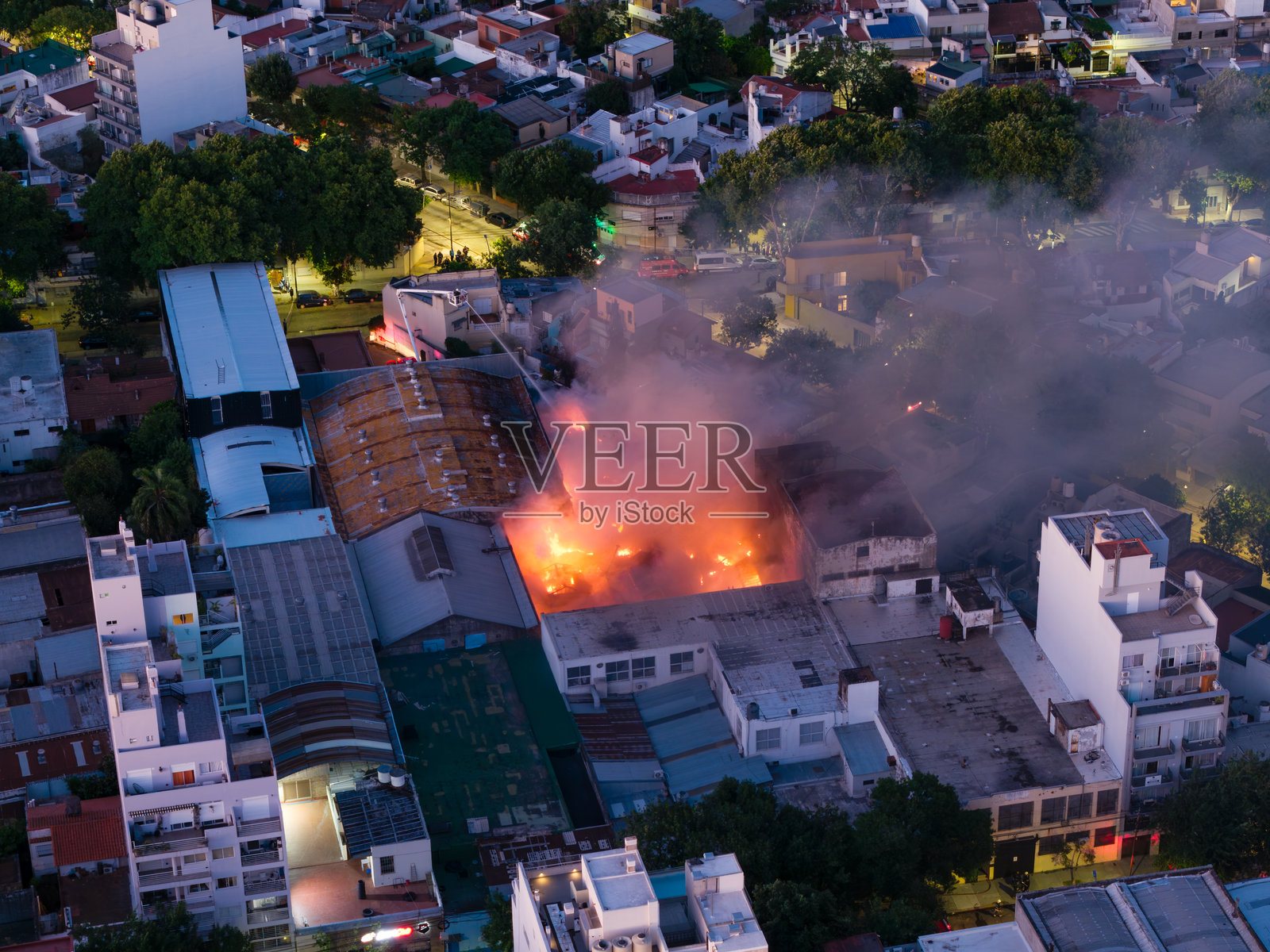 布宜诺斯艾利斯市火灾的航拍视角。照片摄影图片