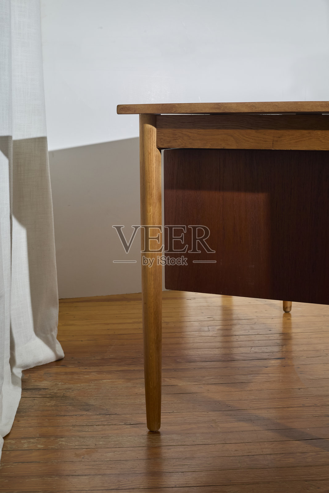 复古胡桃木中世纪书桌细节照片摄影图片