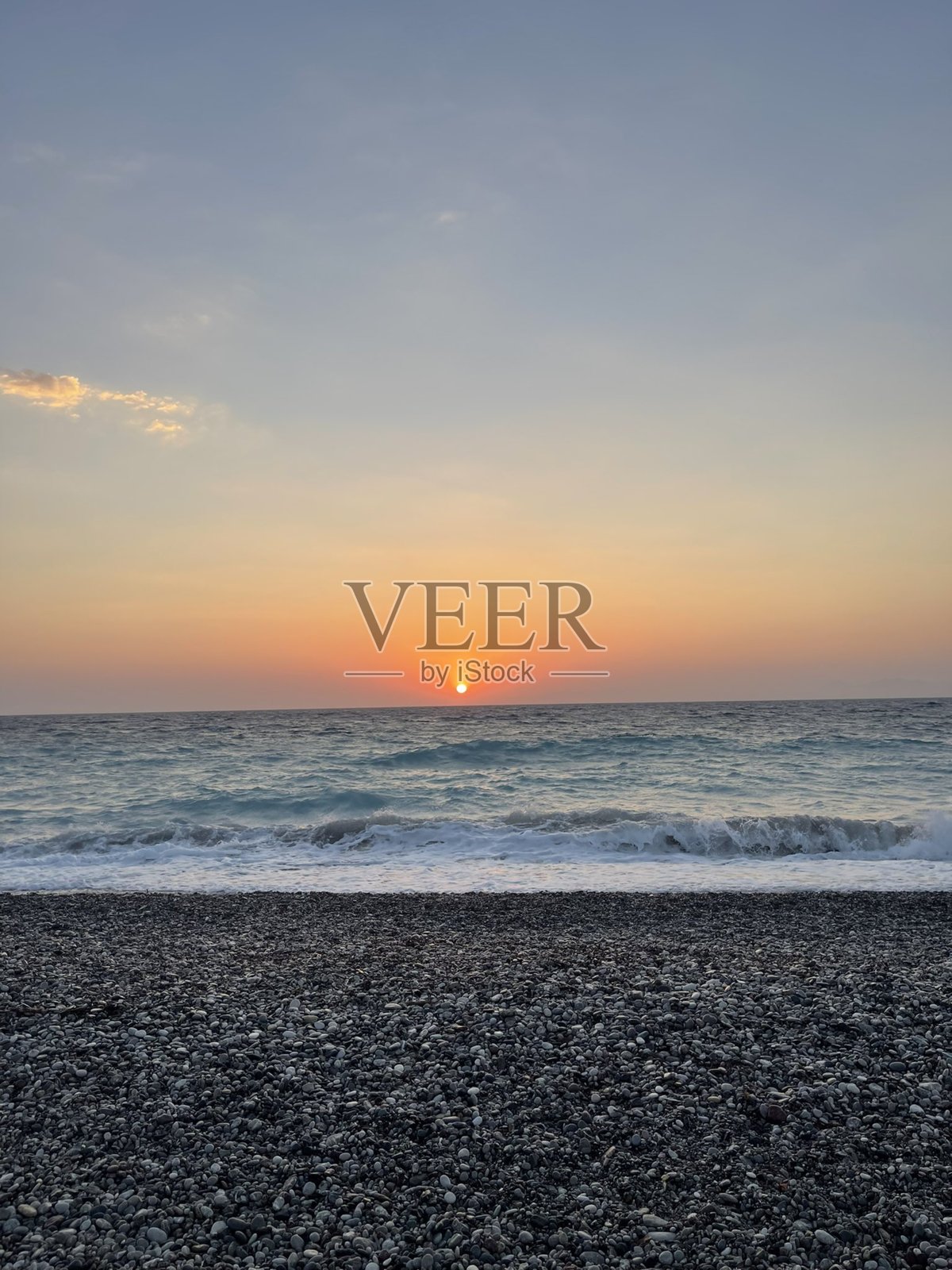 壮丽的海滩日落，橙色、粉色和紫色的鲜艳色调倒映在水中。非常适合旅行摄影，捕捉海岸傍晚的美丽与宁静。照片摄影图片