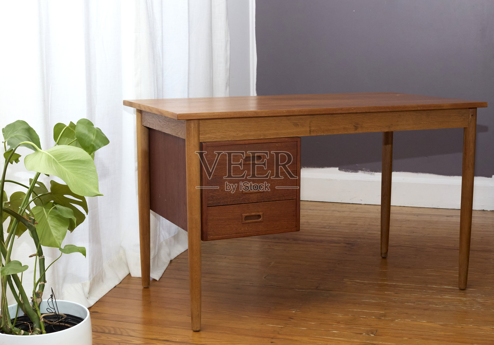 复古胡桃木中世纪书桌的细节照片摄影图片