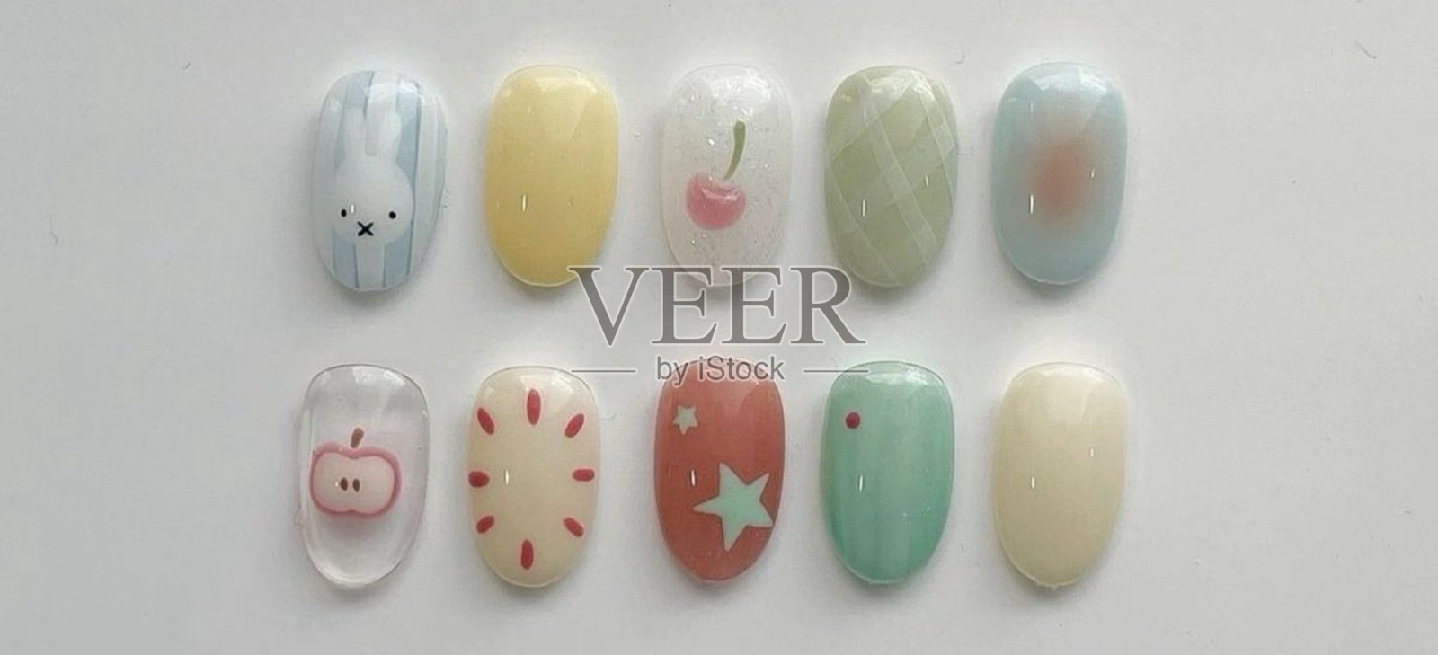 时尚的穿戴式美甲，设计新颖，效果完美，提供快速简便的美甲解决方案。是打造轻松之美、出席特殊场合或日常闪耀的理想之选！照片摄影图片