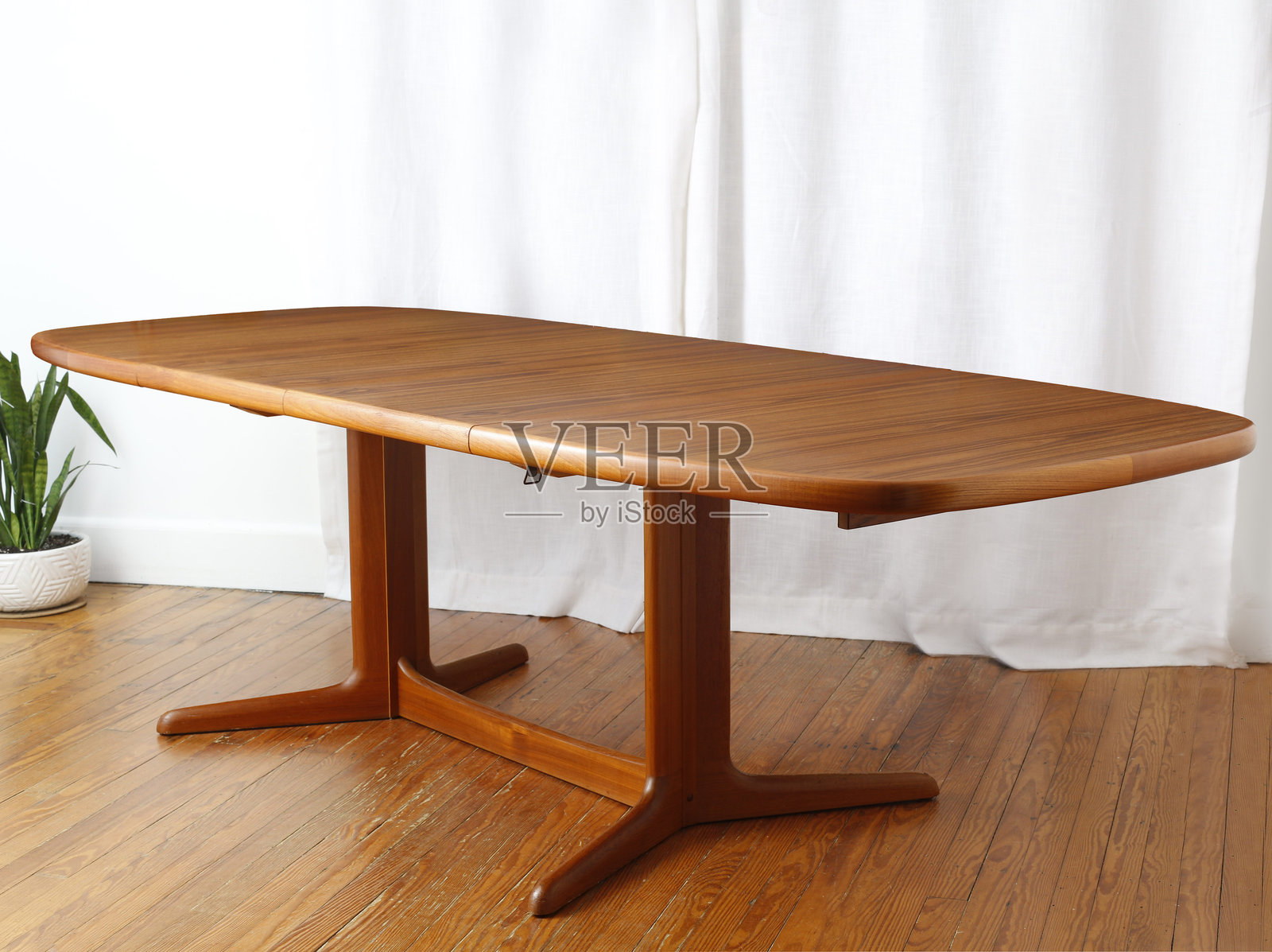 丹麦现代风格的复古伸缩餐桌照片摄影图片