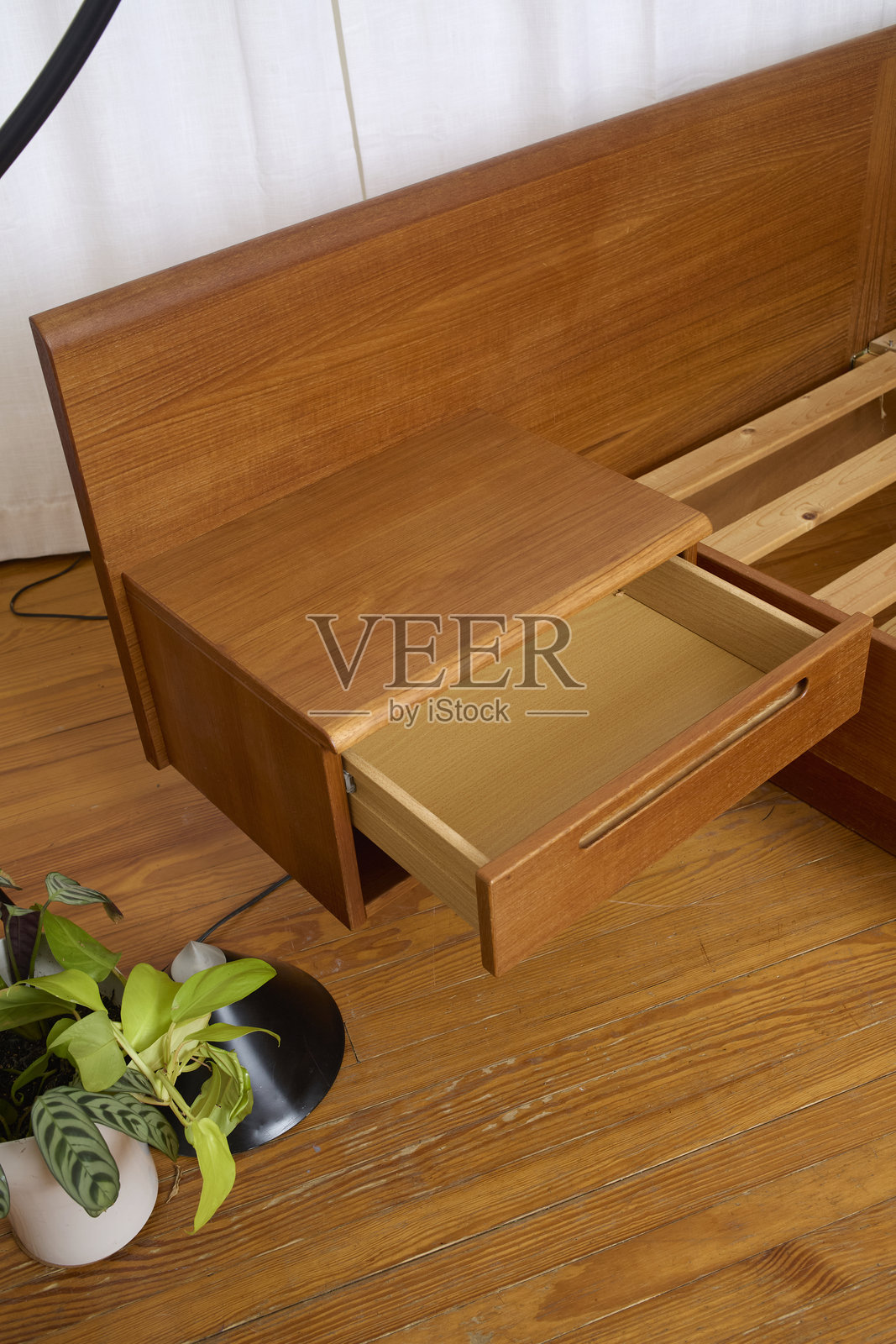 复古国王尺寸床架配床头柜照片摄影图片