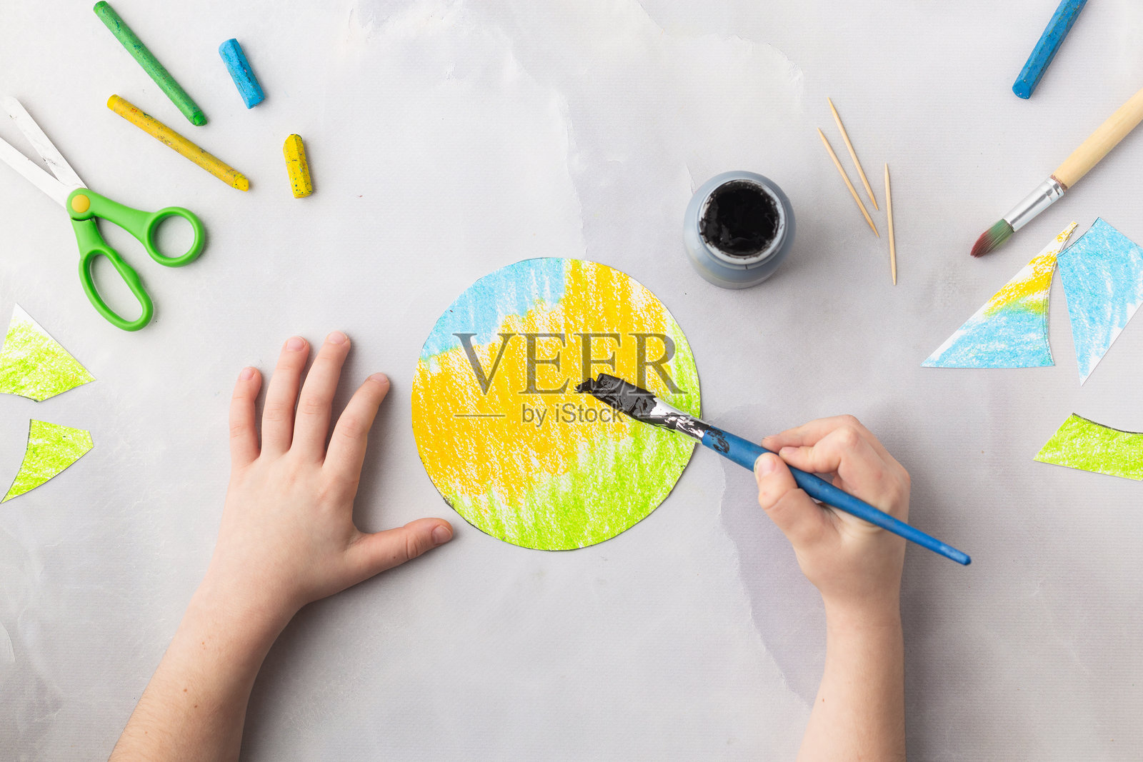 用蜡笔、黑色颜料和牙签装饰的夜间地球剪纸，儿童纸艺，地球日概念照片摄影图片