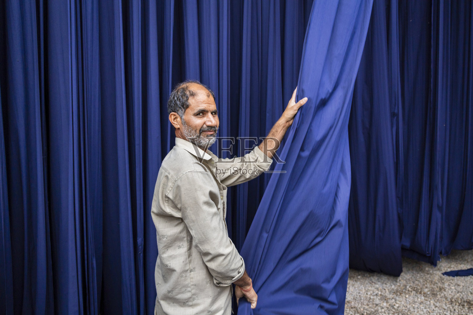 印度斋浦尔，纺织工人与蓝色织物照片摄影图片