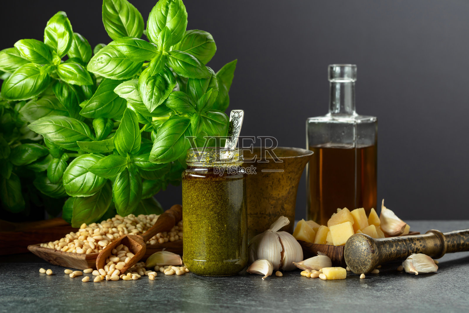 黑色石桌上的香蒜酱和食材照片摄影图片