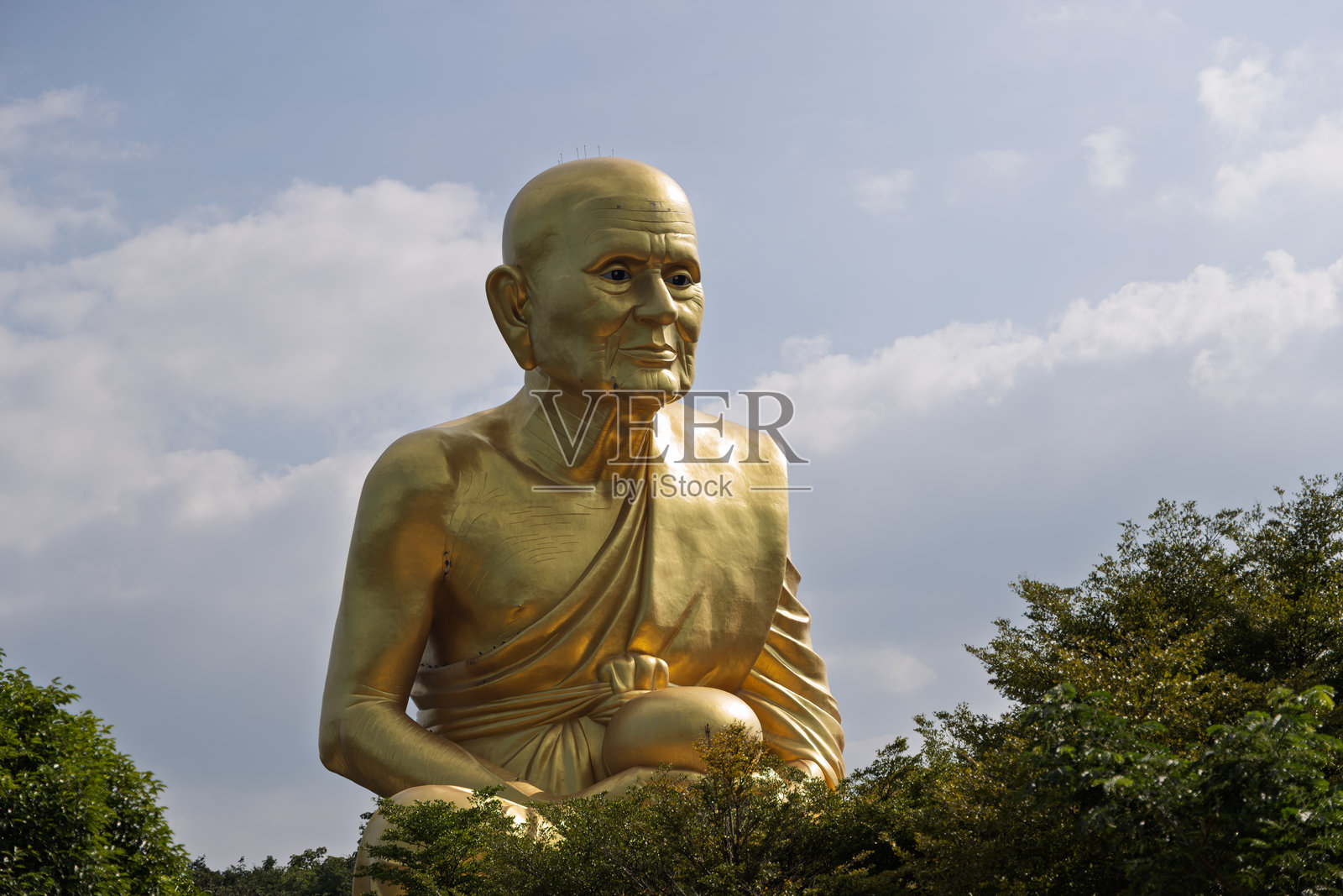 泰国考艾露天寺庙公园里金色坐佛雕像照片摄影图片