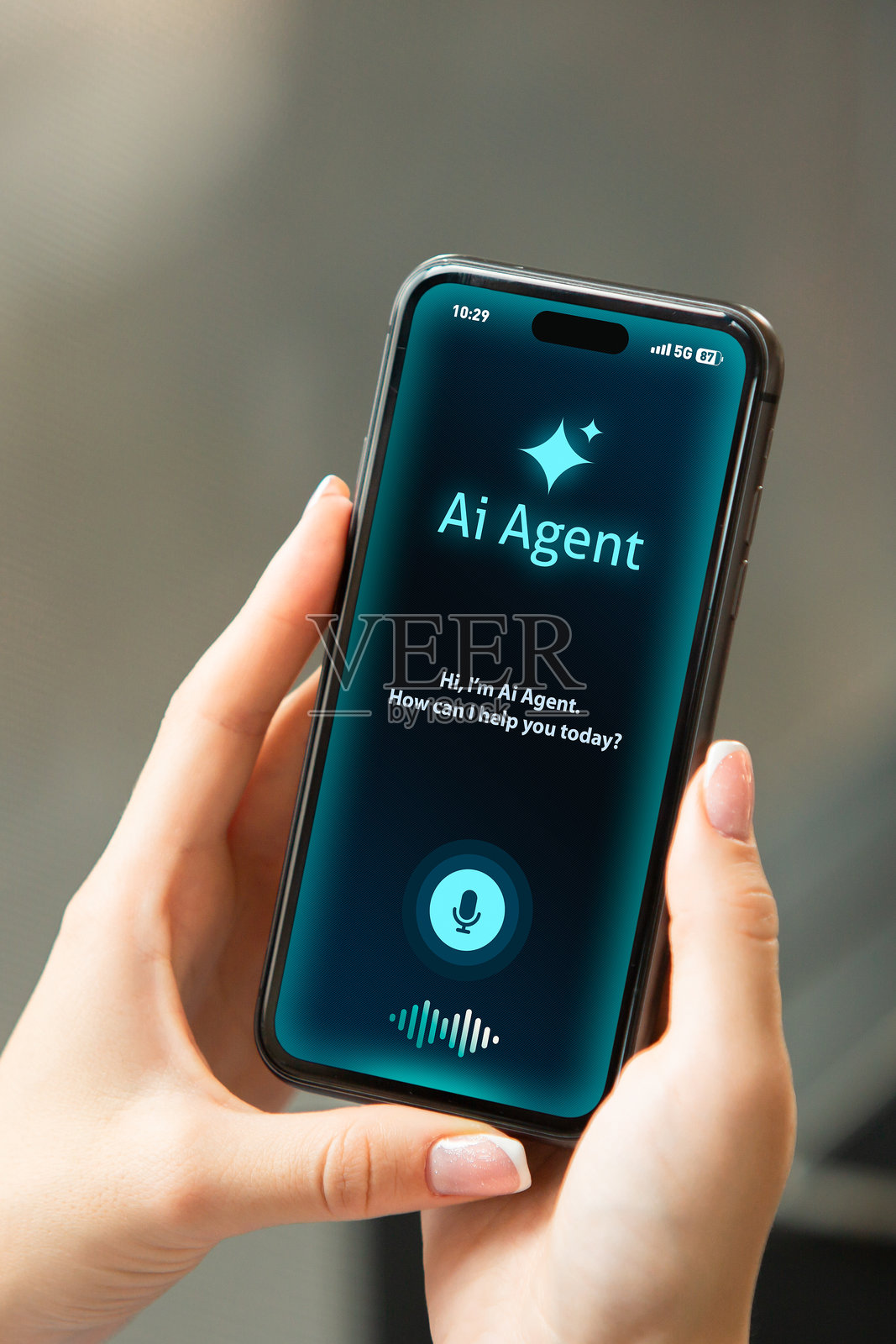 女学生用智能手机上的AI助手学习和提高效率照片摄影图片