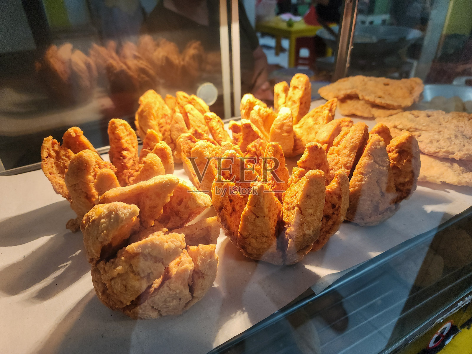 玻璃盒子里的美味炸肉丸或炸肉圆照片摄影图片