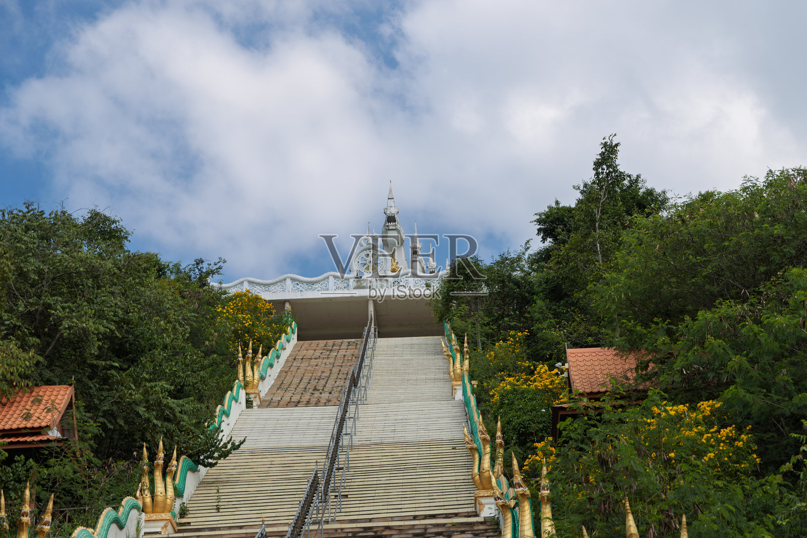 通往白色寺庙神龛的陡峭楼梯，配有华丽的栏杆和金色装饰，位于泰国考艾照片摄影图片
