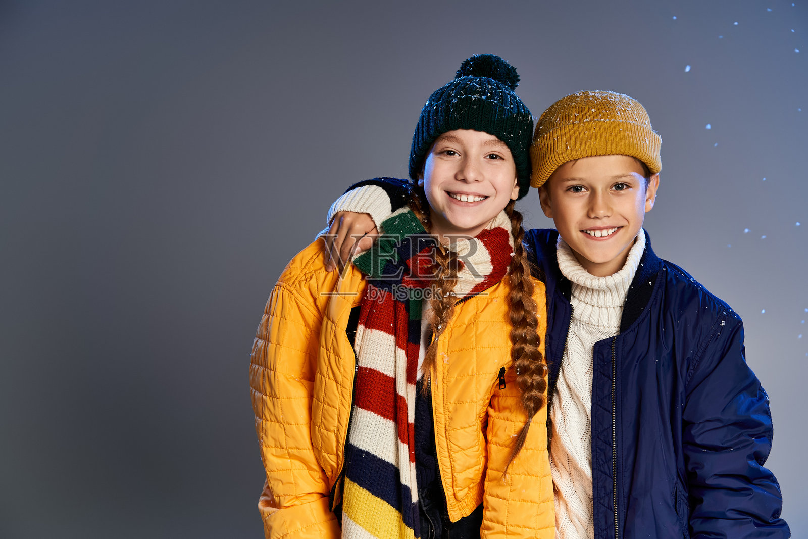 一群穿着鲜艳冬装的快乐孩子，一起享受着欢乐的时光照片摄影图片