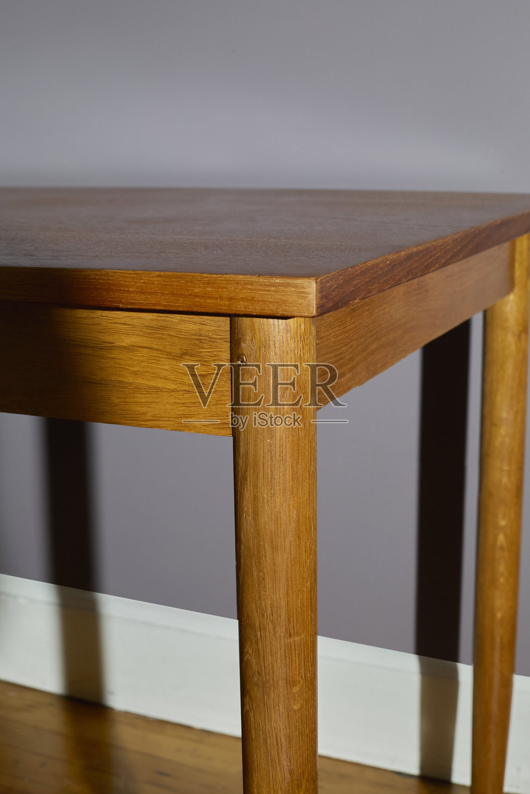 复古胡桃木中世纪风格书桌细节照片摄影图片