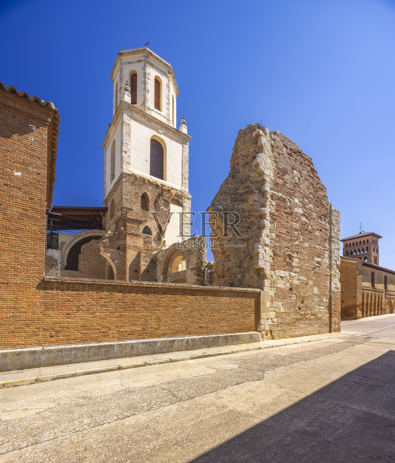 萨阿贡的圣贝尼托教堂塔楼、古代遗址和砖砌建筑照片摄影图片