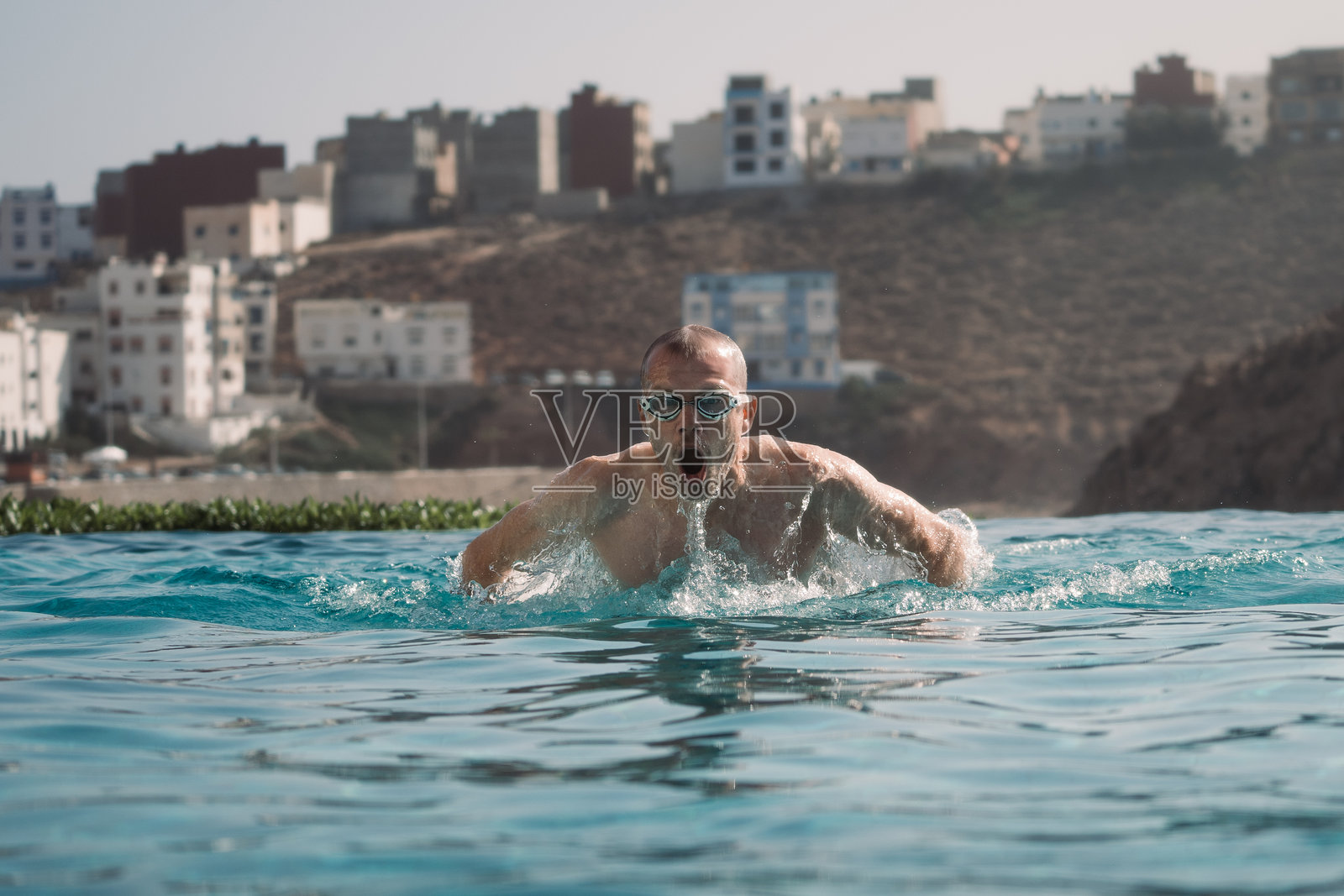 泳池中的游泳者照片摄影图片