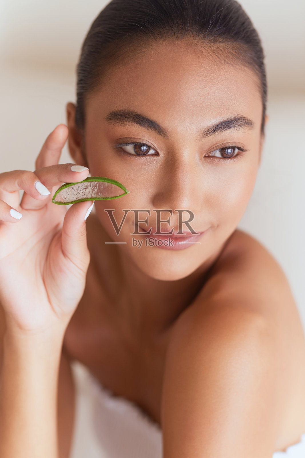 护肤美容。女子手持芦荟片，用于护肤和自然美颜照片摄影图片