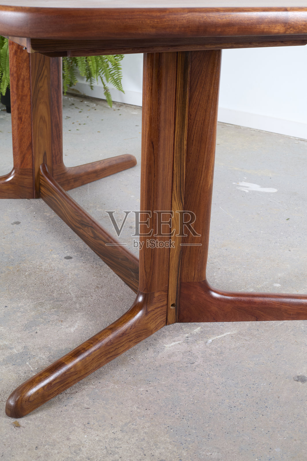 丹麦现代风格腿的折叠式餐桌的细节照片摄影图片