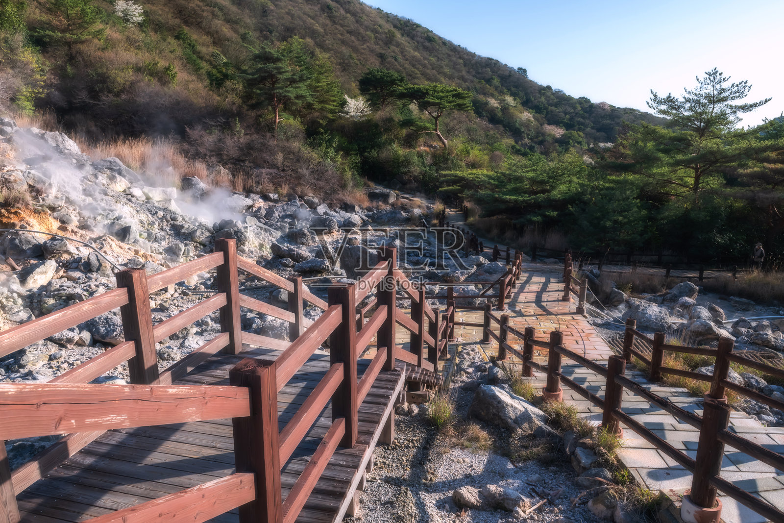 长崎地狱谷温泉的步行道照片摄影图片
