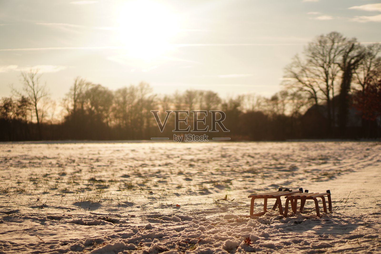 雪中的雪橇照片摄影图片