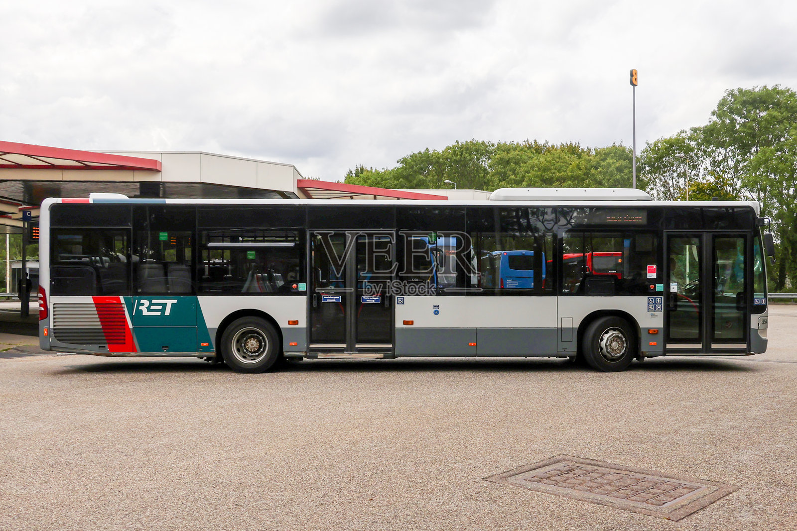 RET银色混合动力城市公交车停靠在Kralingse Zoom站照片摄影图片