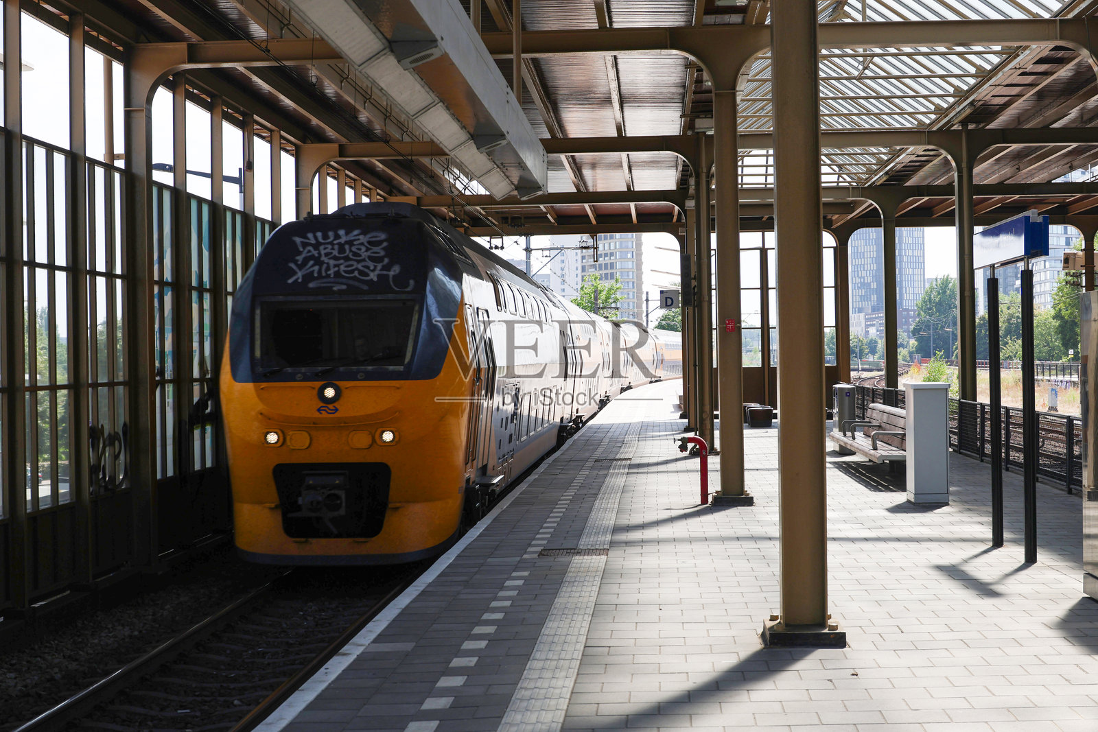 阿姆斯特丹阿姆斯特尔车站站台上停靠的双层火车照片摄影图片