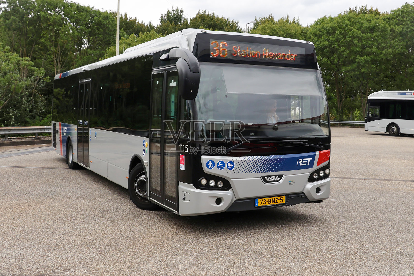 RET银色混合动力城市巴士停靠在Kralingse Zoom车站照片摄影图片