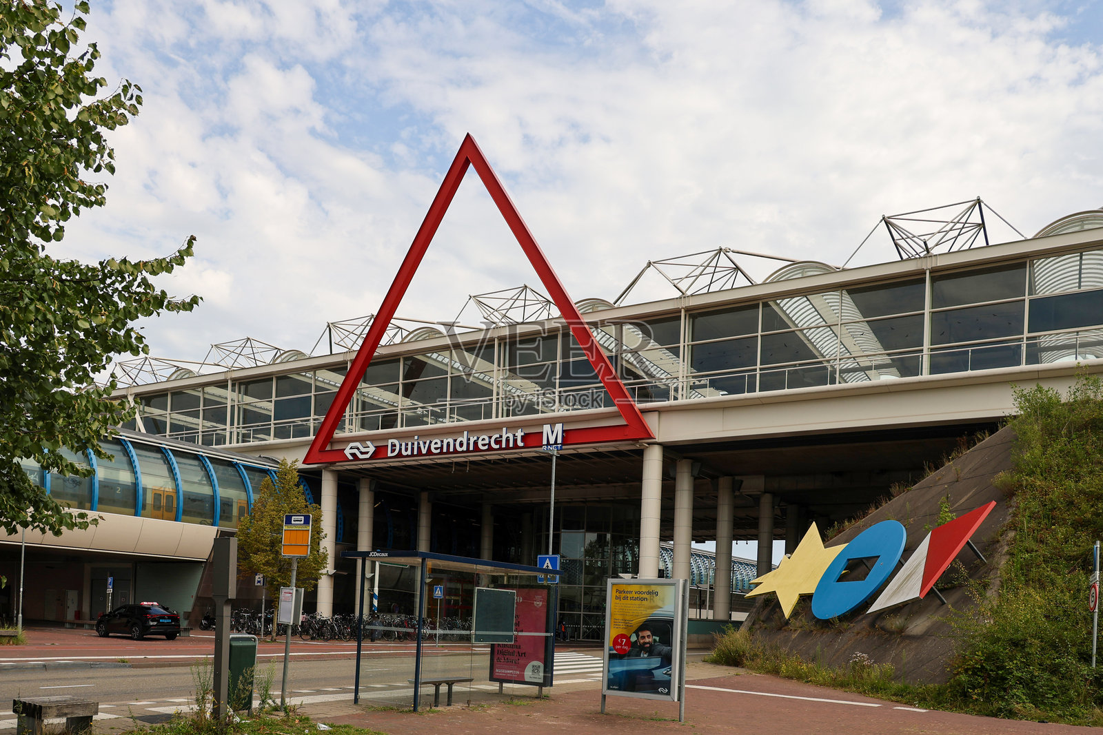 阿姆斯特丹杜伊文德雷赫特车站入口处的艺术品照片摄影图片