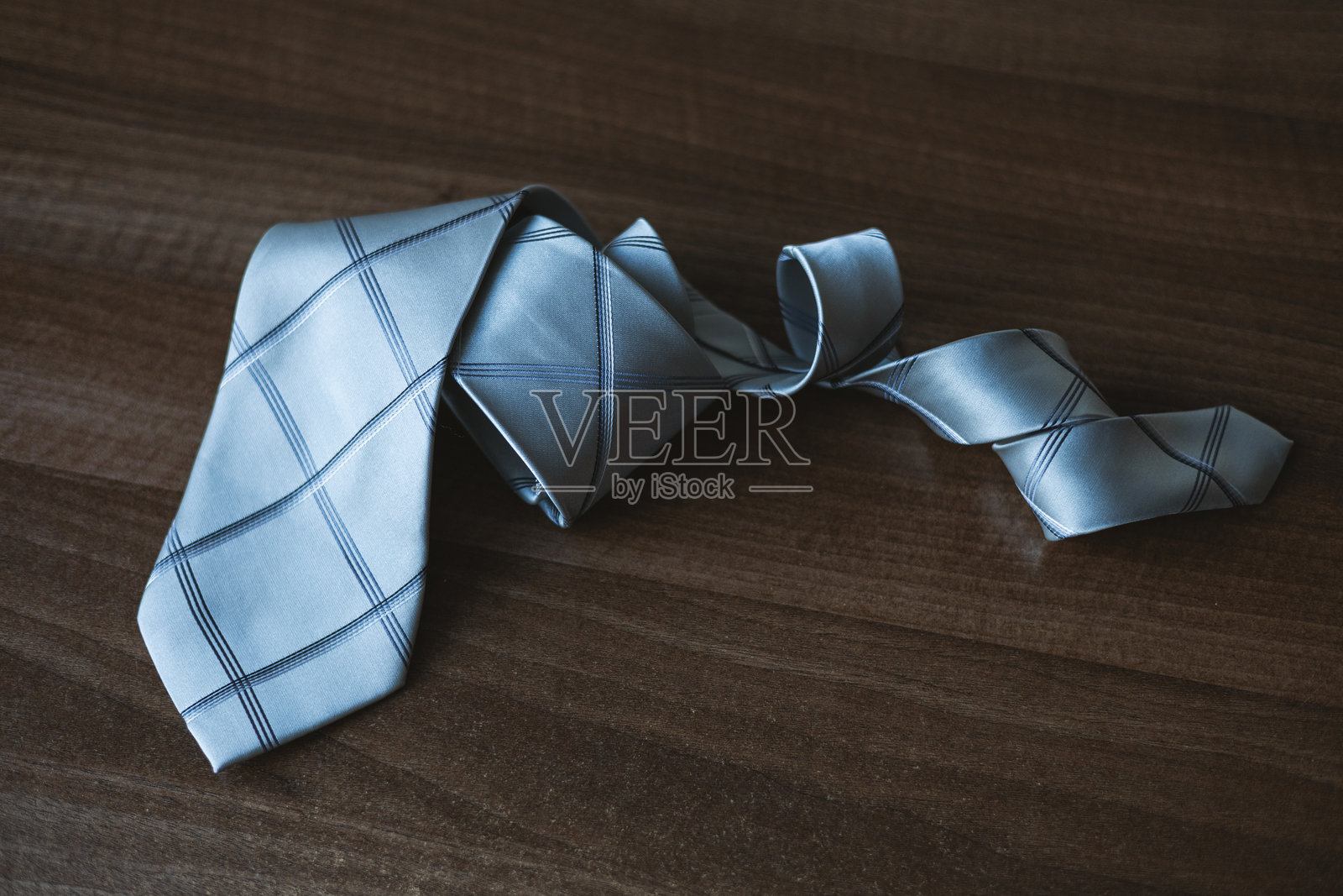 木质表面上的男士领带照片摄影图片